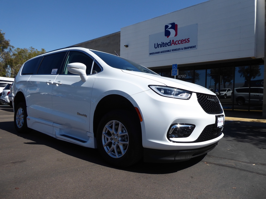 Used 2022 Chrysler Pacifica Touring L - BraunAbility Side Entry Fold Out Automatic Ramp