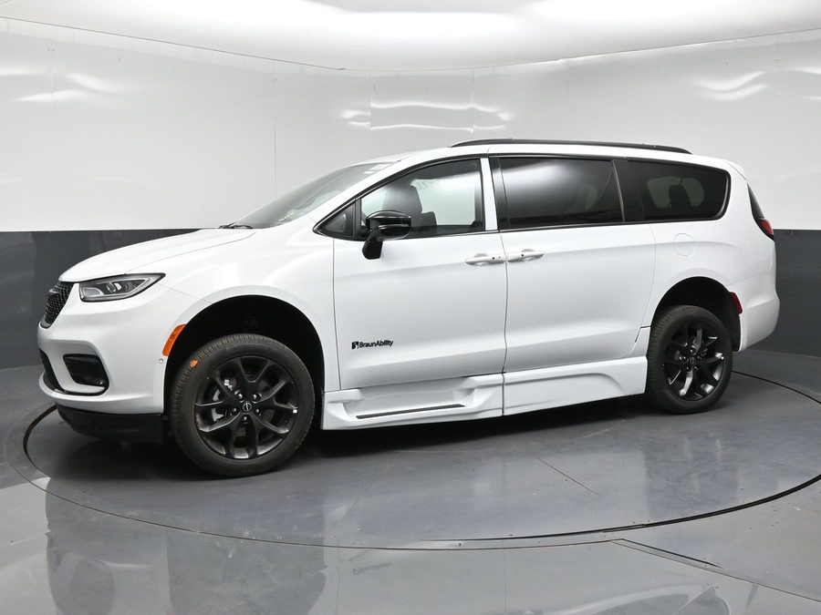 New 2026 Chrysler Pacifica Select Sport - BraunAbility Side Entry Fold Out Automatic Ramp