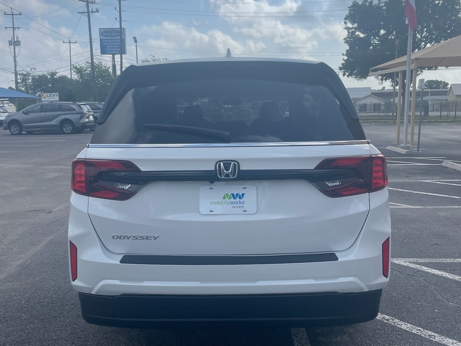 White Honda Odyssey image number 7