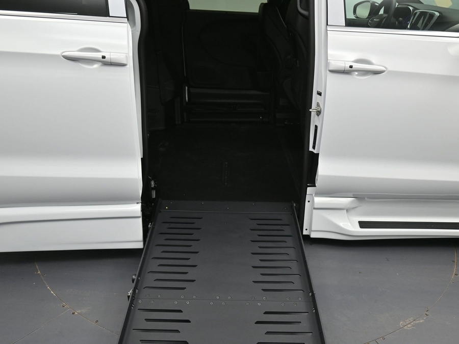 New 2025 Chrysler Pacifica Select Safety - BraunAbility Side Entry Entry Fold Out Automatic Ramp