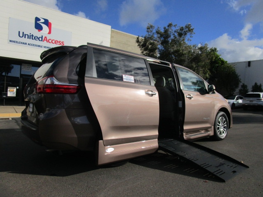 Used 2020 Toyota Sienna XLE Base - BraunAbility Side Entry Entry Fold Out Automatic Ramp
