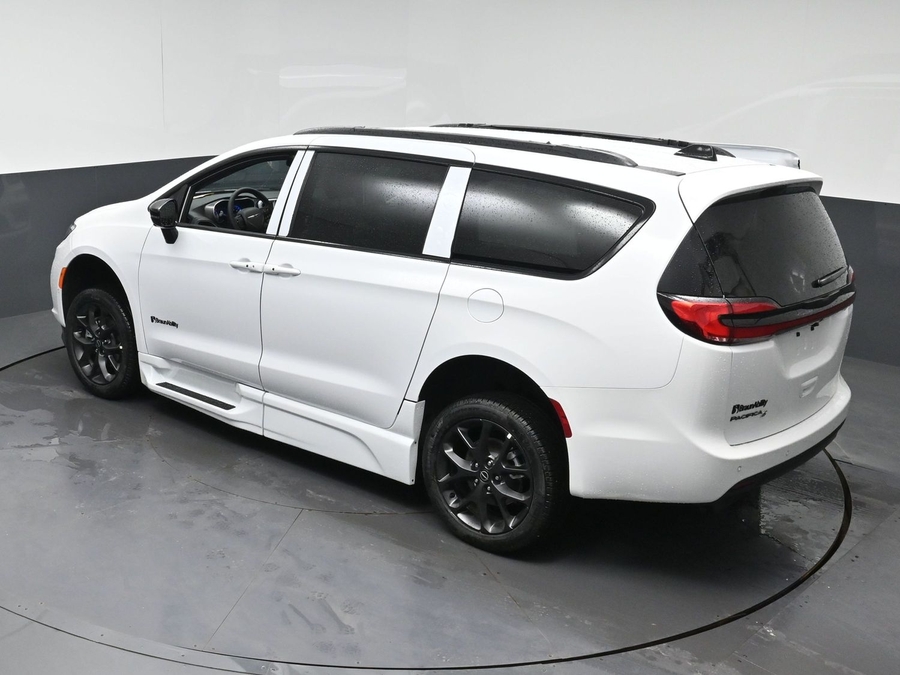 White Chrysler Pacifica image number 21