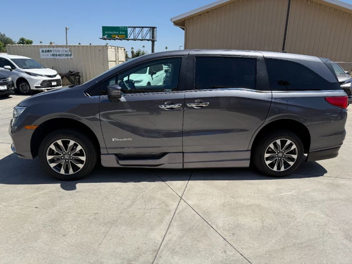 Grey Honda Odyssey image number 2