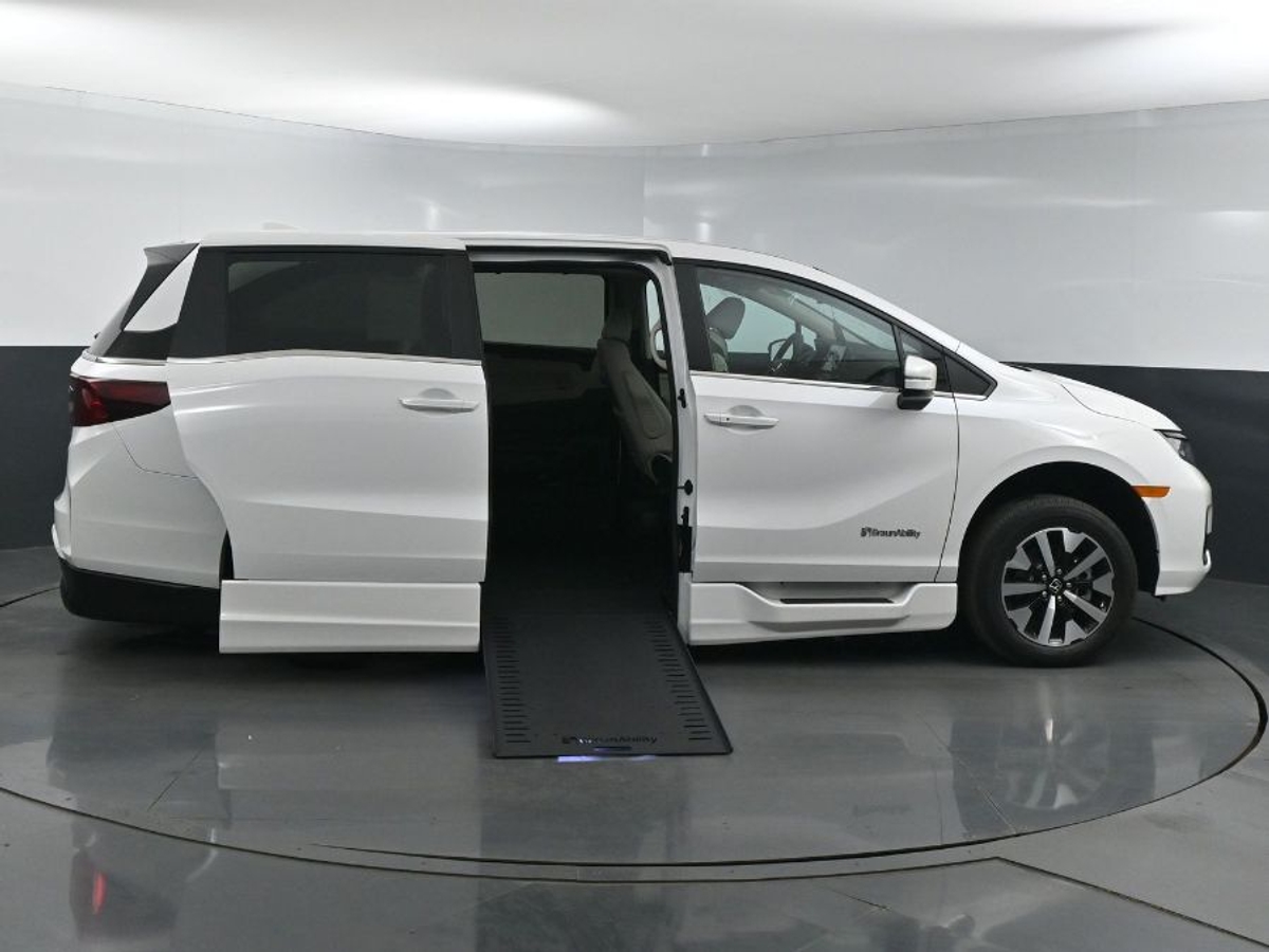 White Honda Odyssey image number 7