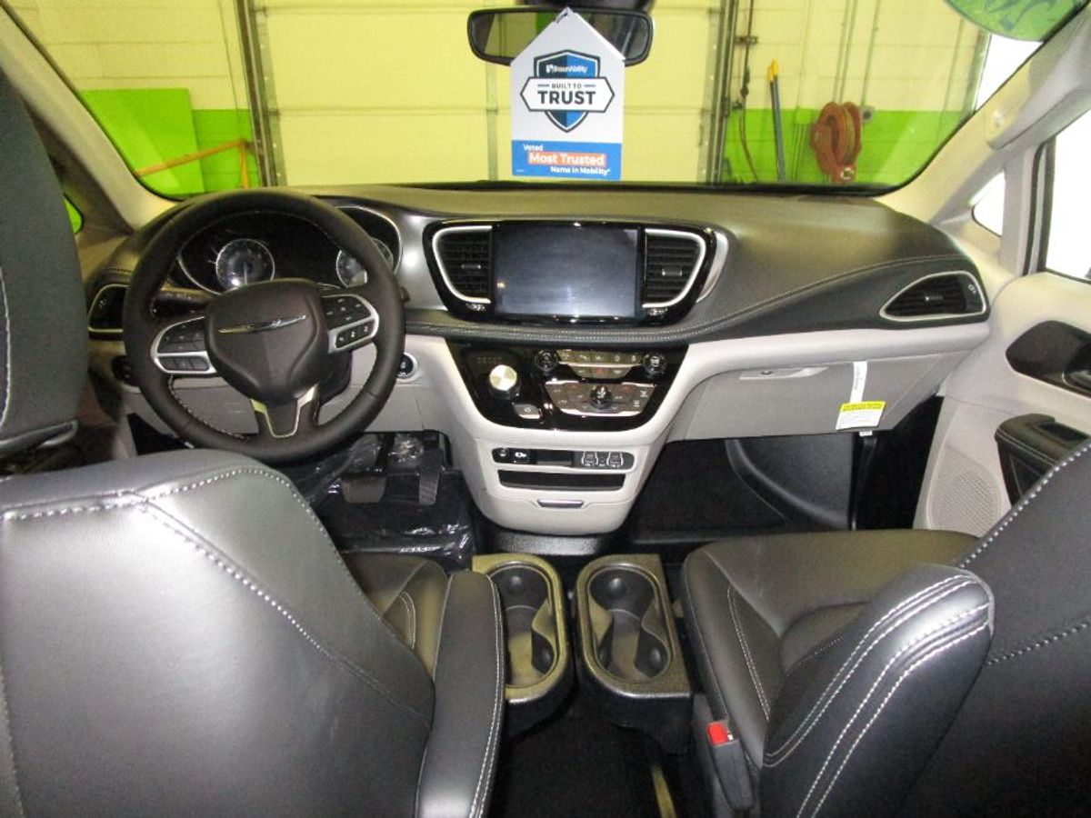 2024 Chrysler Pacifica Touring L - Photo 9