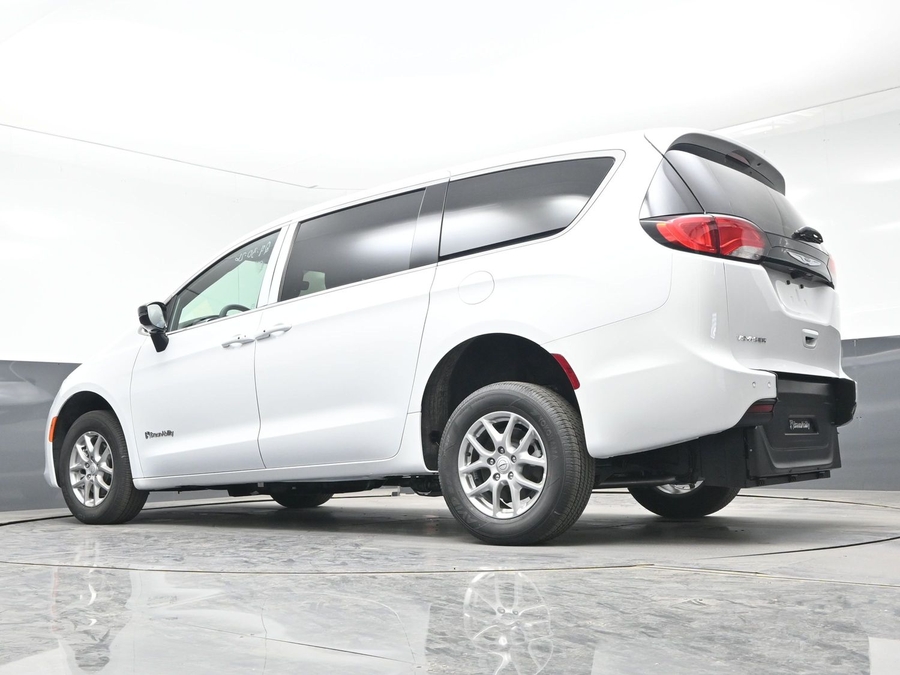 White Chrysler Voyager image number 24