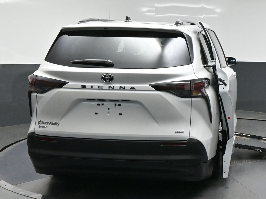 White Toyota Sienna image number 5