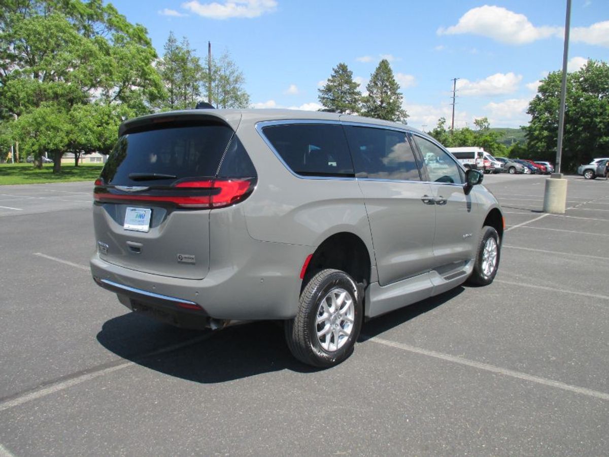 Grey Chrysler Pacifica image number 5