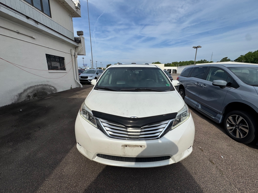 White Toyota Sienna image number 1