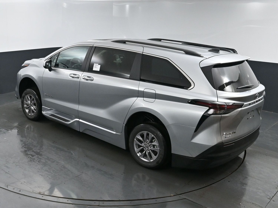New 2025 Toyota Sienna Hybrid XLE Plus - BraunAbility Side Entry Entry In Floor Automatic Ramp