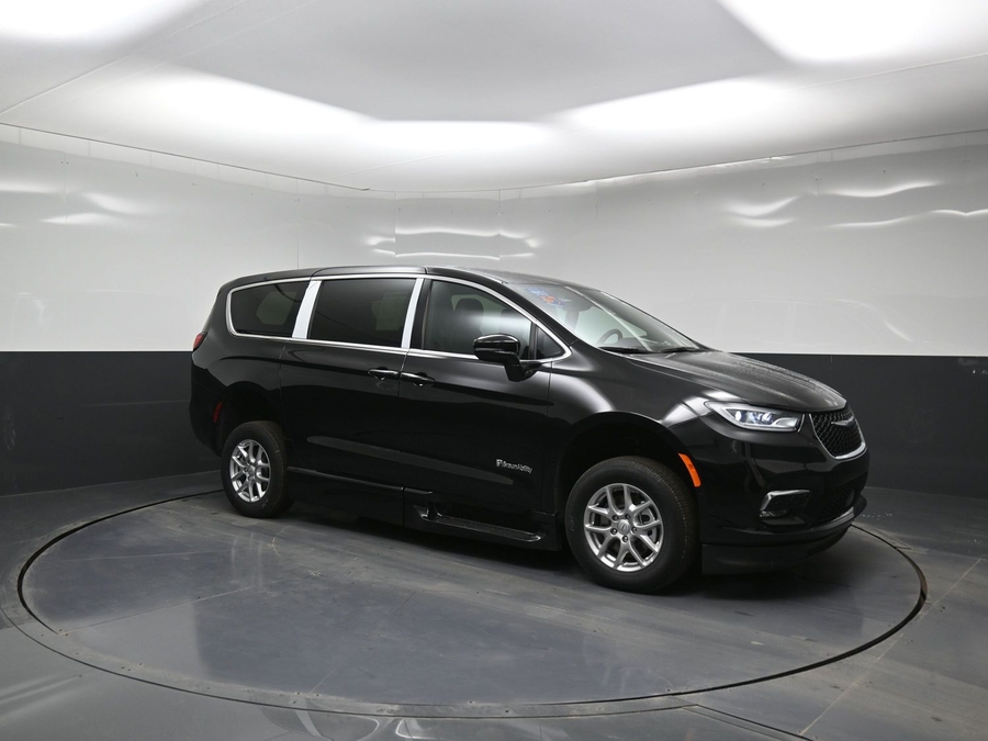 Black Chrysler Pacifica image number 17