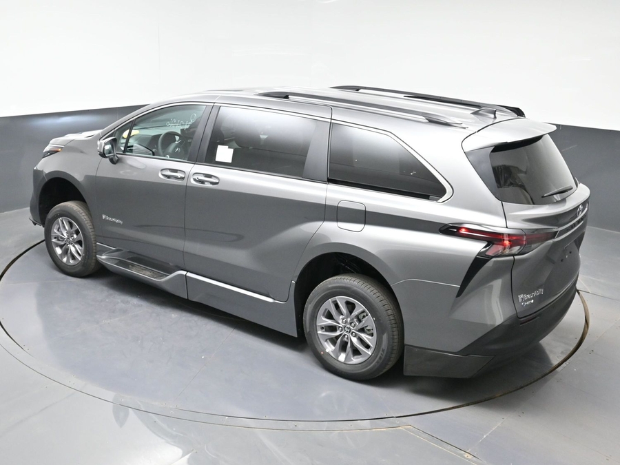 Grey Toyota Sienna image number 7