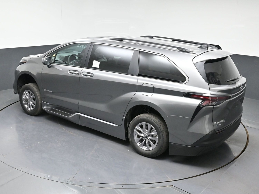 New 2026 Toyota Sienna Hybrid XLE Base - BraunAbility Side Entry Fold Out Automatic Ramp