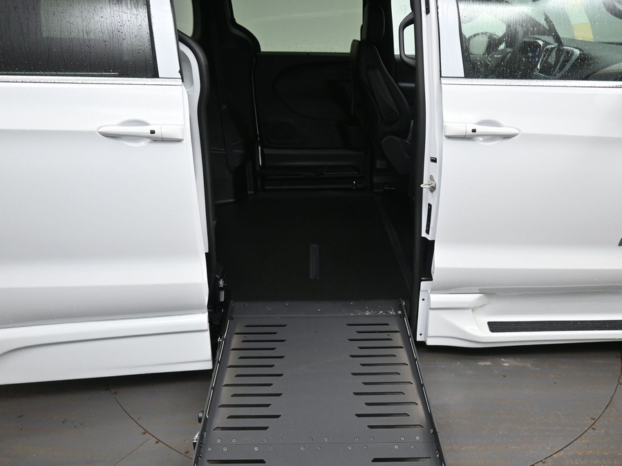 White Chrysler Pacifica image number 10