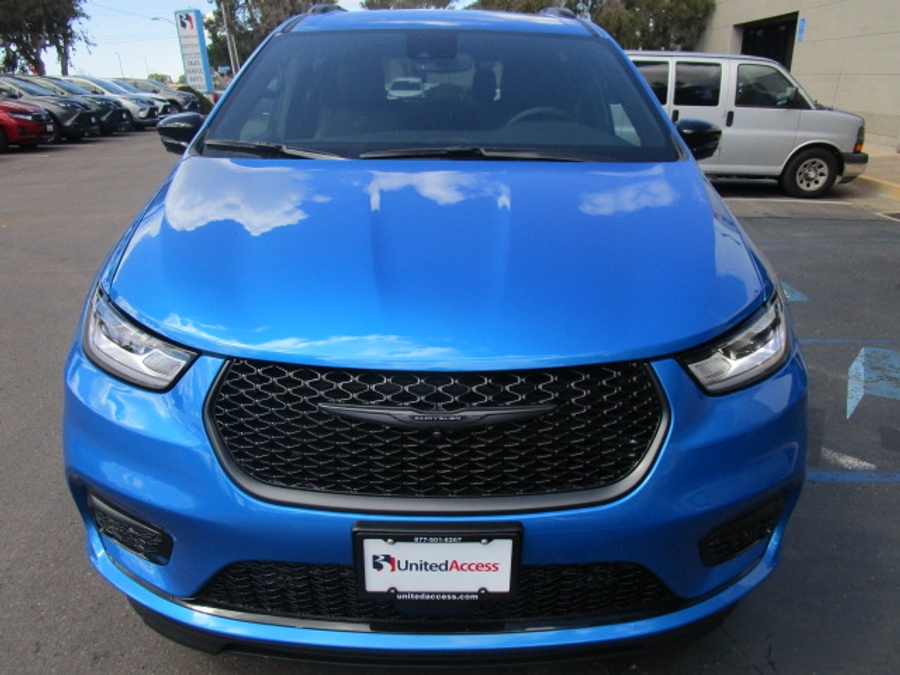 New 2026 Chrysler Pacifica Select Sport - BraunAbility Side Entry Entry In Floor Automatic Ramp
