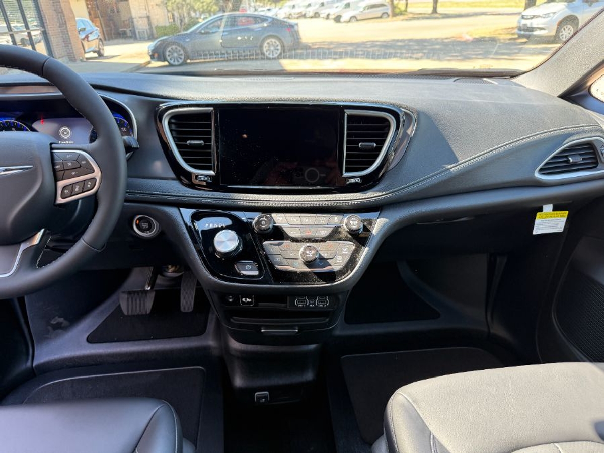 2025 CHRYSLER PACIFICA - Image 12
