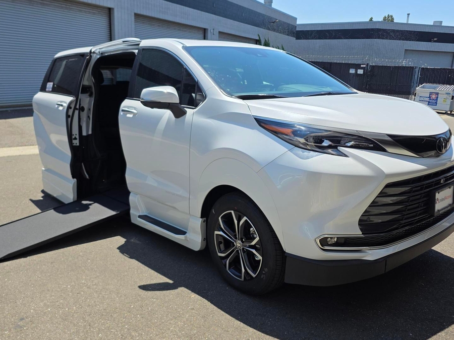 New 2026 Toyota Sienna Hybrid Platinum - VMI Side Entry Entry In Floor Automatic Ramp