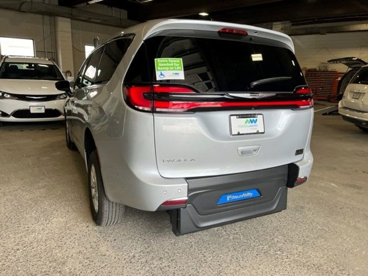 2023 CHRYSLER PACIFICA - Image 10