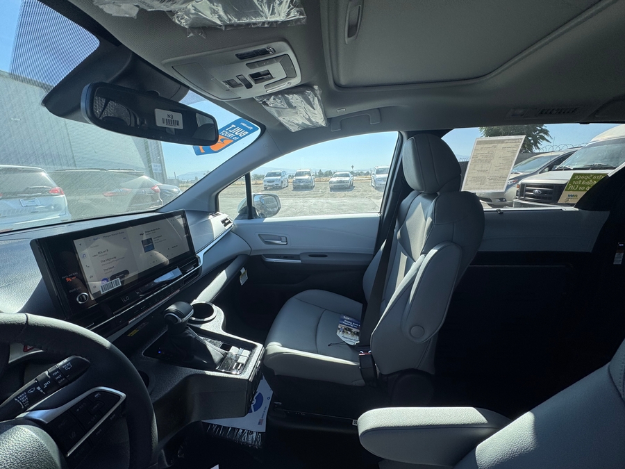 White Toyota Sienna image number 5