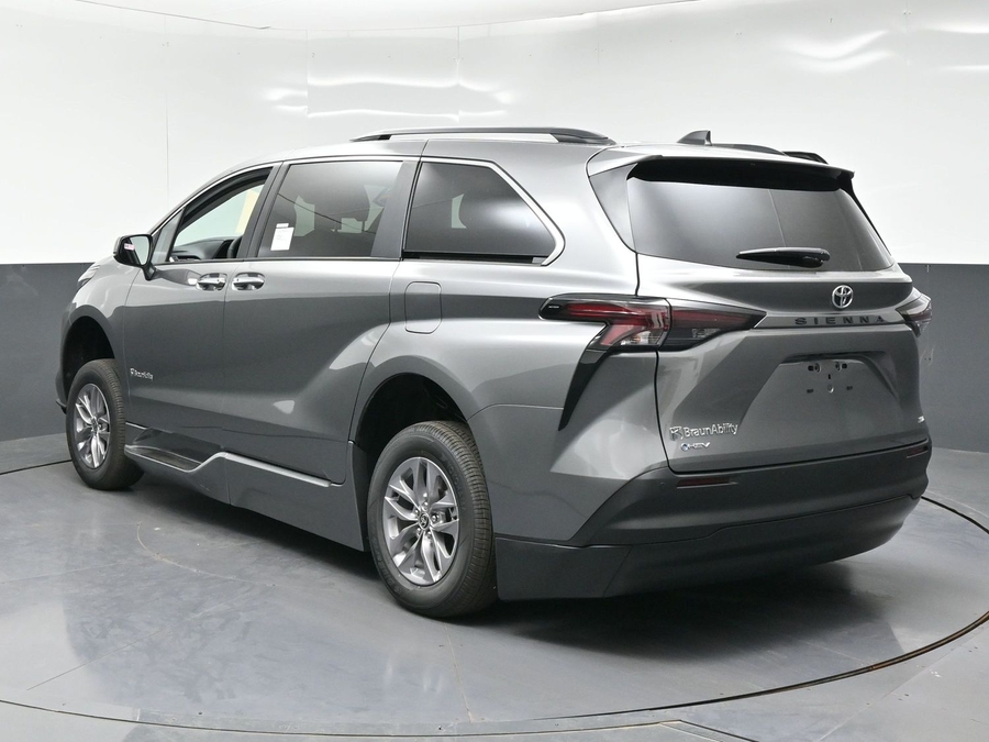 New 2026 Toyota Sienna Hybrid XLE Base - BraunAbility Side Entry Fold Out Automatic Ramp
