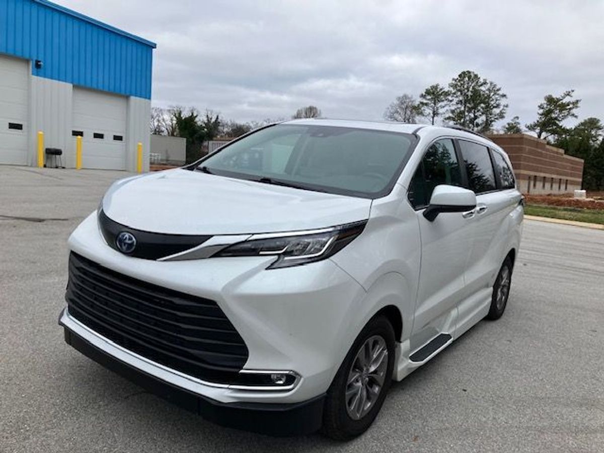 White Toyota Sienna image number 3