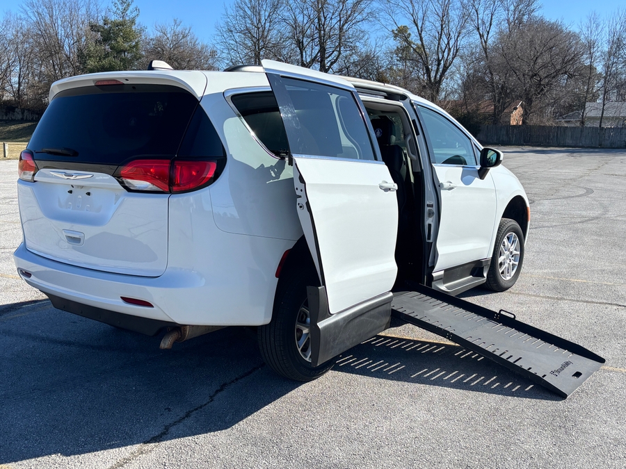 Used 2021 Chrysler Voyager LXi - BraunAbility Commercial Side Entry Entry Fold Out Manual Ramp
