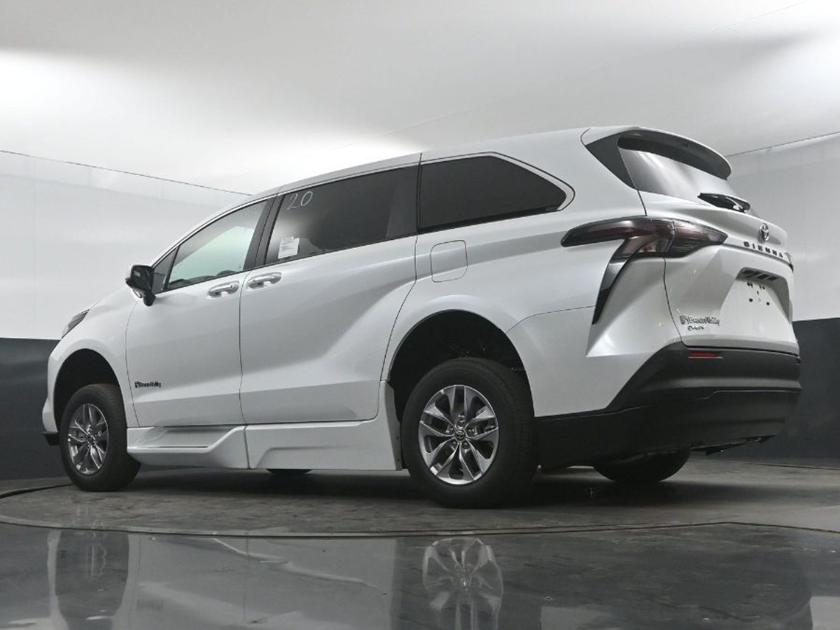 White Toyota Sienna image number 19