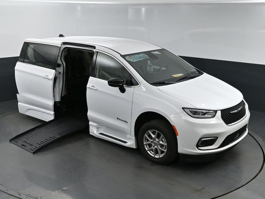 Used 2024 Chrysler Pacifica Touring L - BraunAbility Side Entry Entry Fold Out Automatic Ramp