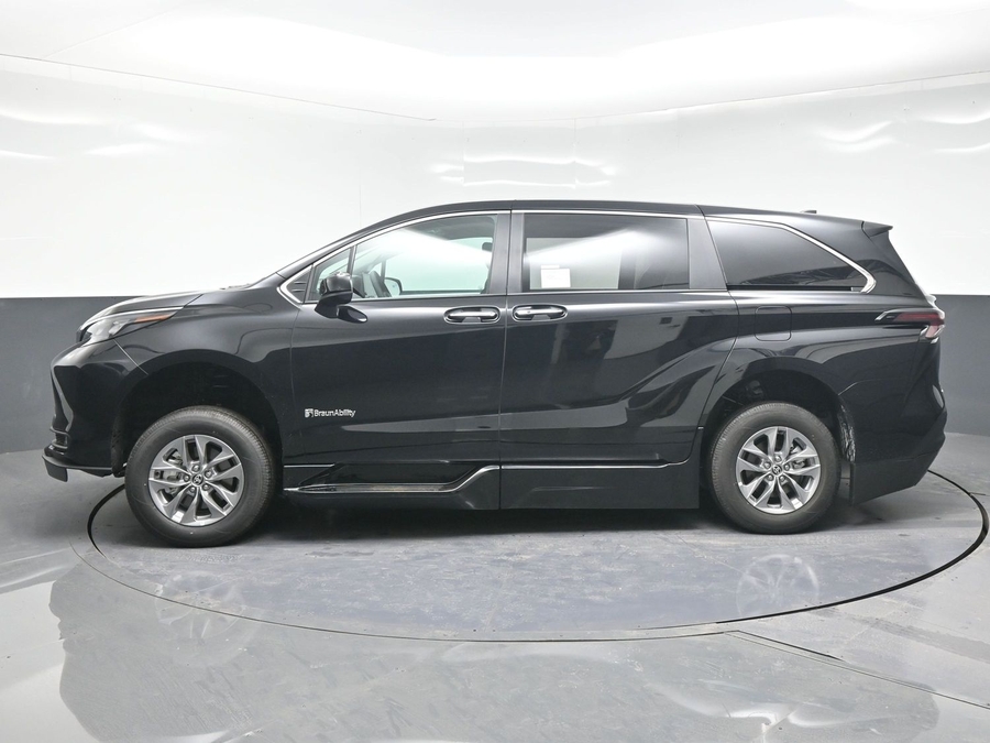 New 2025 Toyota Sienna Hybrid XLE Base - BraunAbility Side Entry Entry Fold Out Automatic Ramp