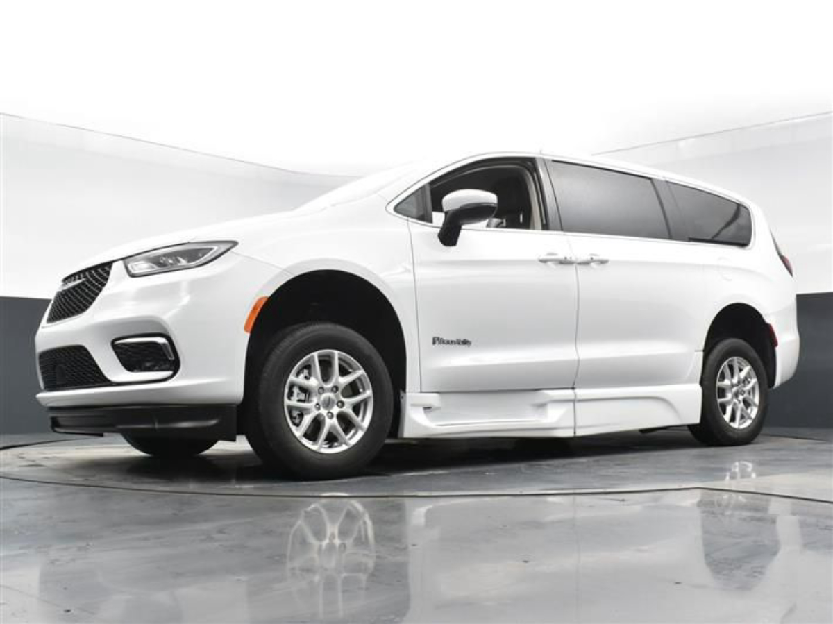 White Chrysler Pacifica image number 17