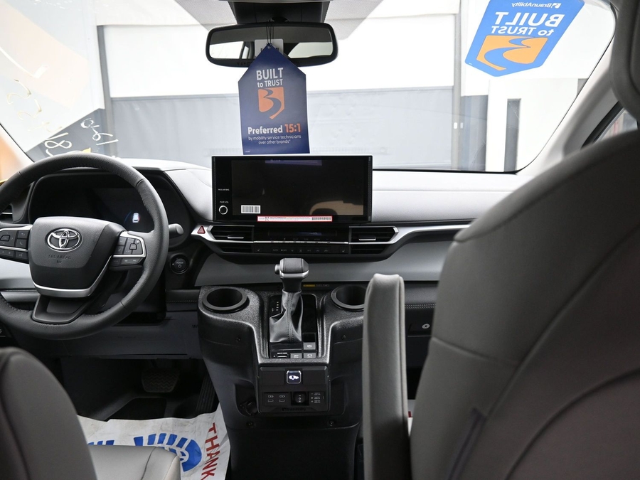 New 2025 Toyota Sienna Hybrid XLE Base - BraunAbility Side Entry Entry Fold Out Automatic Ramp