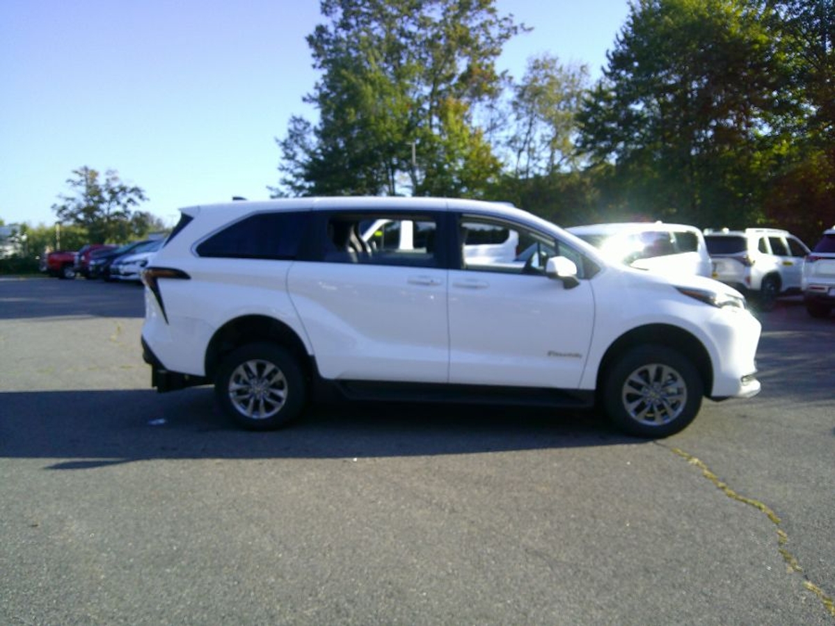 White Toyota Sienna image number 6