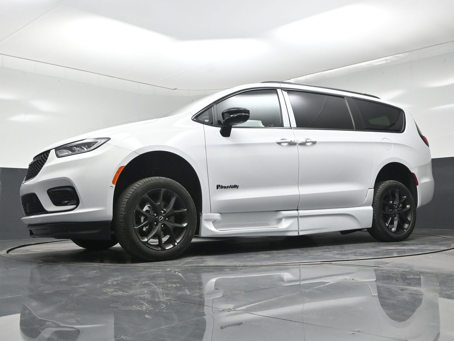 White Chrysler Pacifica image number 12