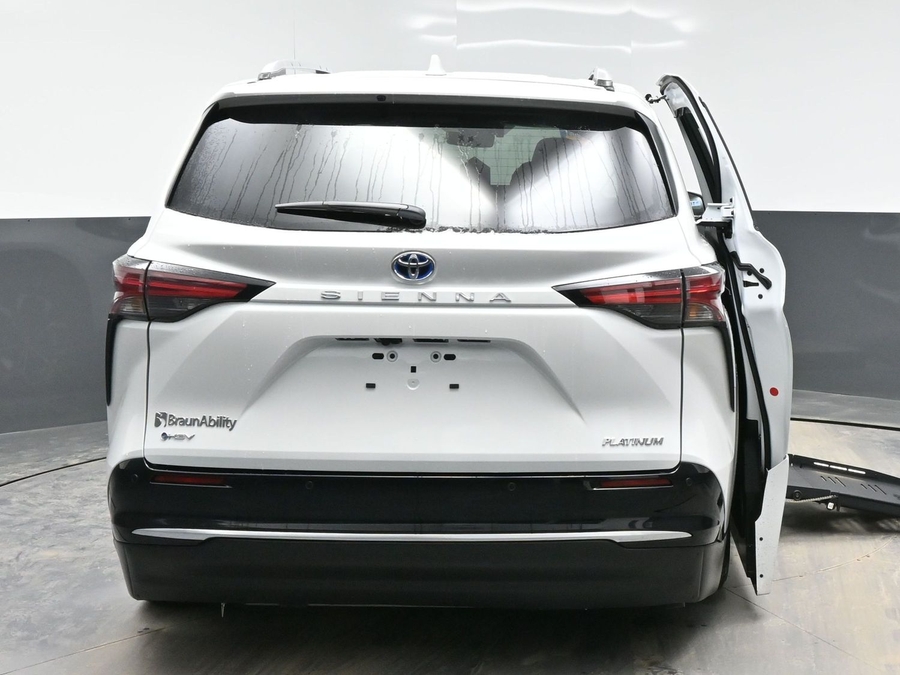 White Toyota Sienna image number 5