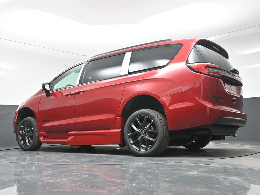 Red Chrysler Pacifica image number 16