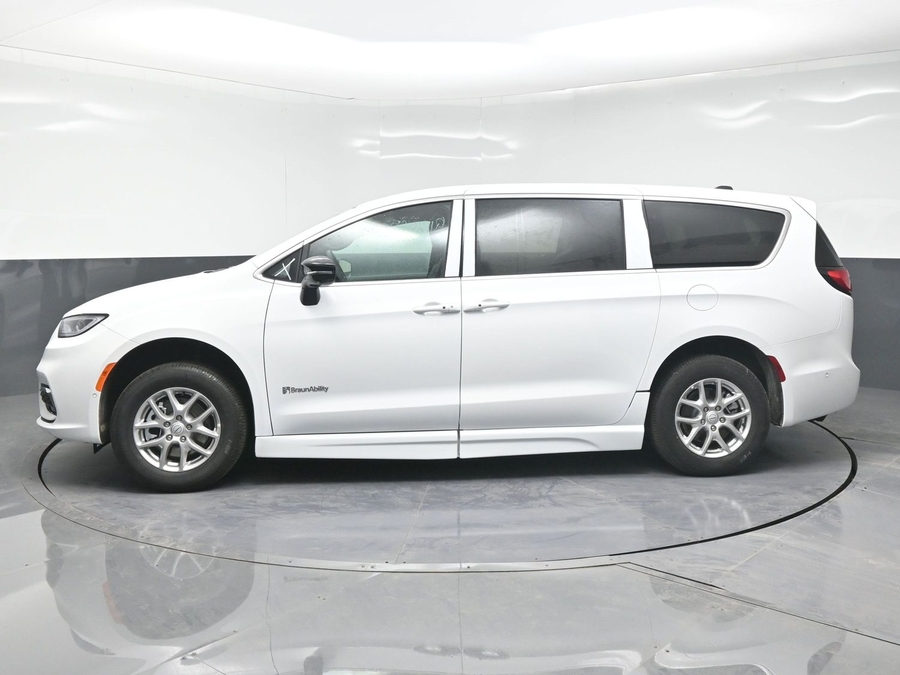 White Chrysler Pacifica image number 3