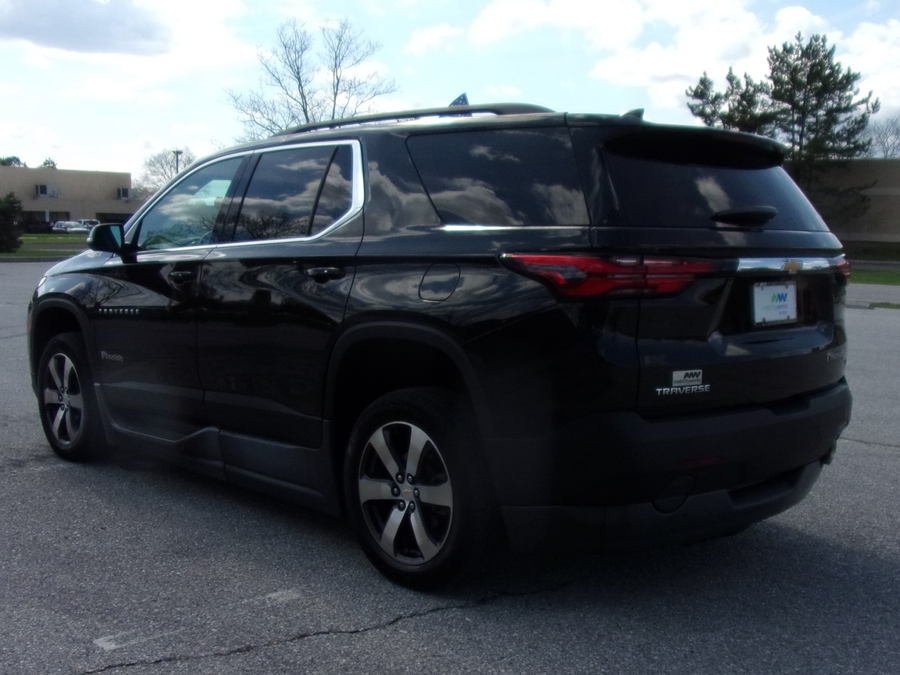 Black Chevrolet Traverse image number 4