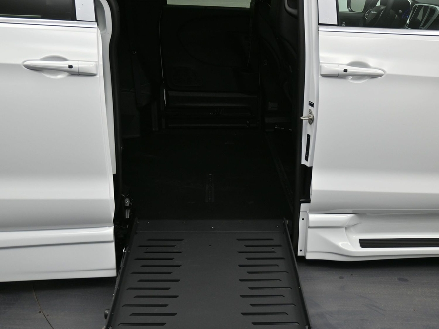 White Chrysler Pacifica image number 11