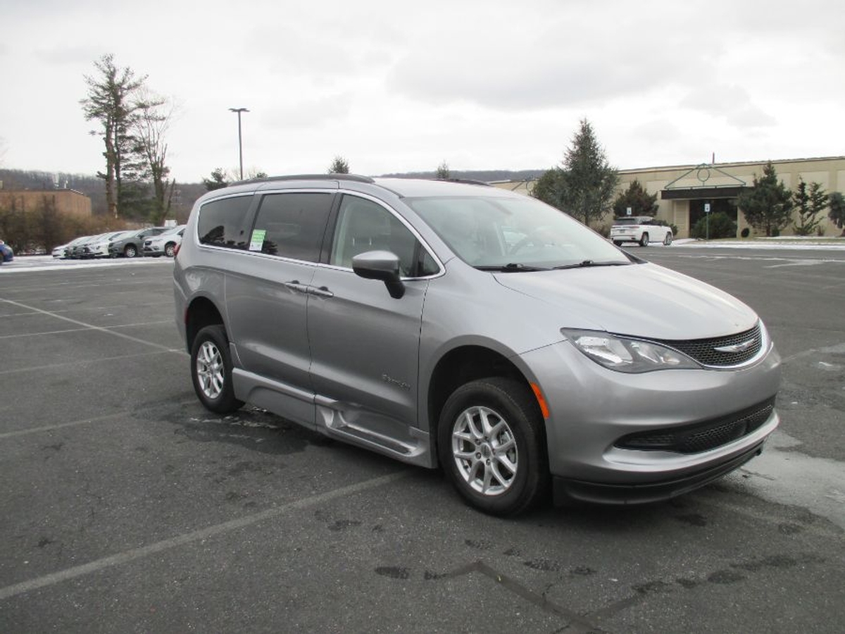2021 Chrysler Voyager's photo