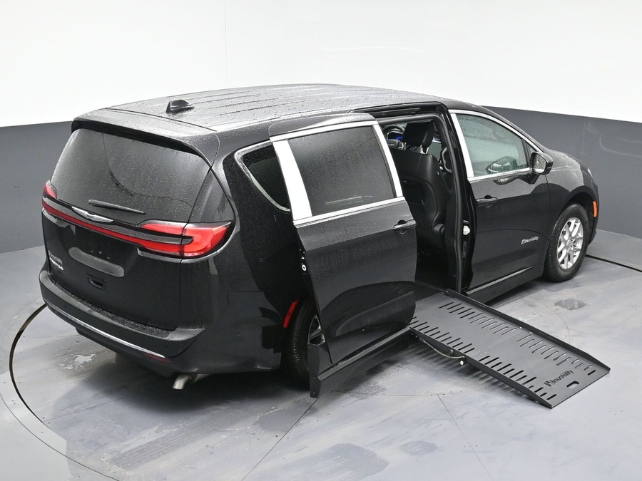 Black Chrysler Pacifica image number 25