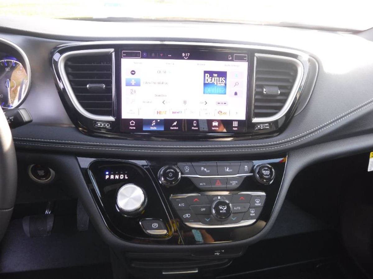 Blue Chrysler Pacifica image number 11