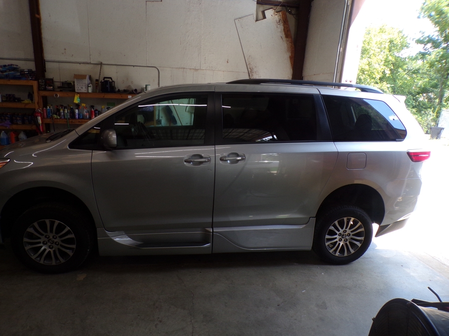 2020 Toyota Sienna XLE - Photo 3