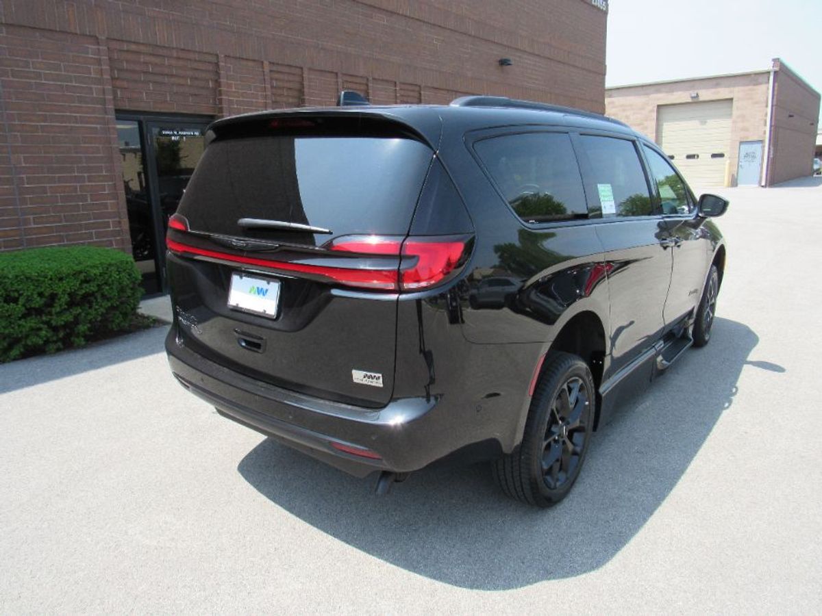 2023 CHRYSLER PACIFICA - Image 12