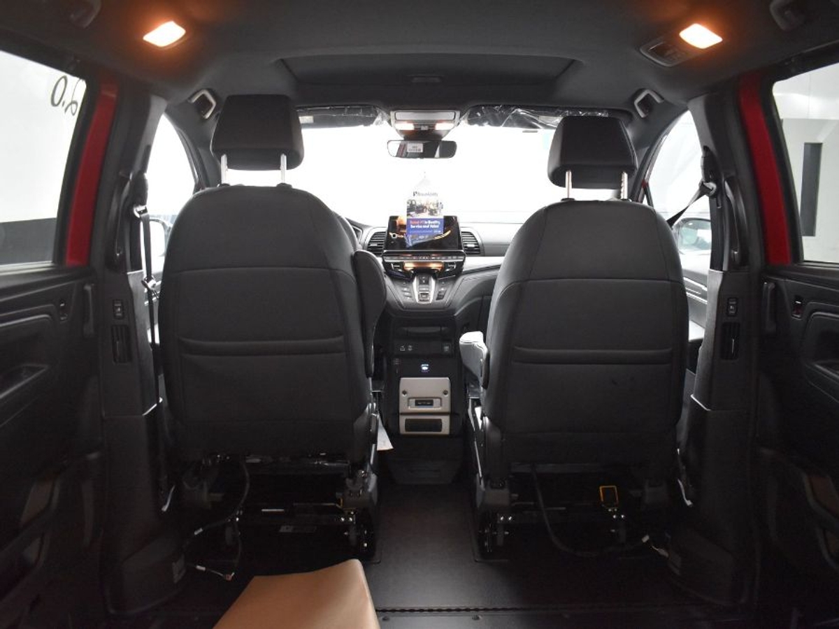 Red Honda Odyssey image number 14