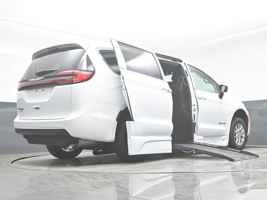 New 2025 Chrysler Pacifica Select Safety - BraunAbility Side Entry Entry Fold Out Automatic Ramp