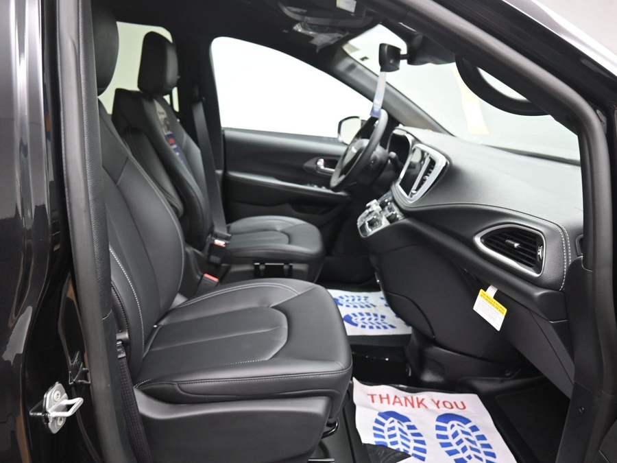 New 2026 Chrysler Pacifica Select Sport - BraunAbility Side Entry In Floor Automatic Ramp