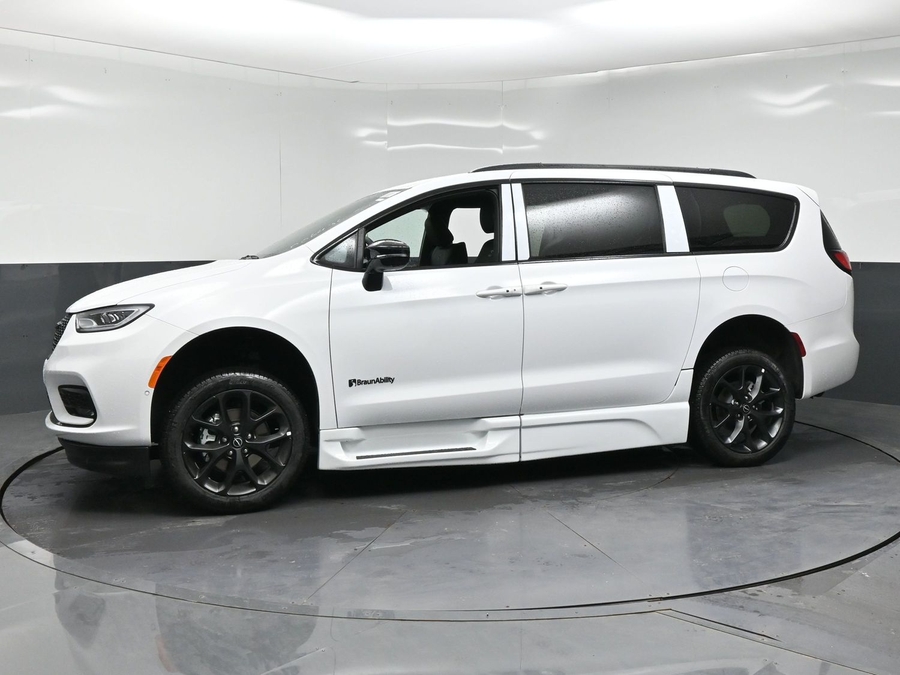 White Chrysler Pacifica image number 2