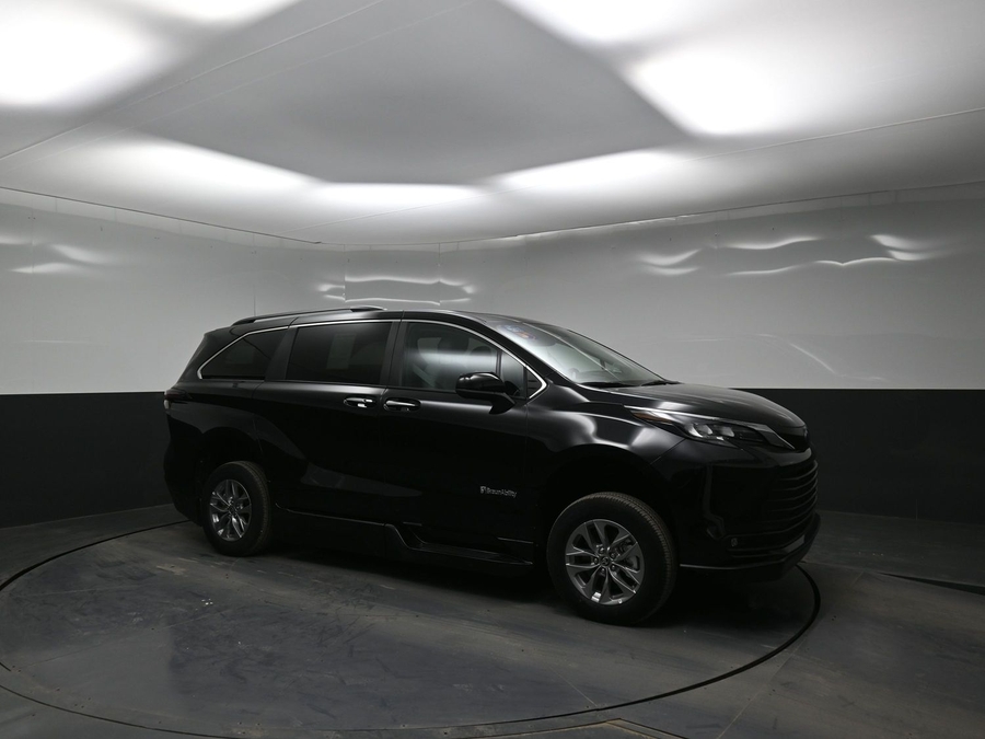 Black Toyota Sienna image number 17