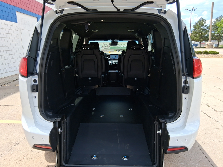 White Chrysler Voyager image number 9