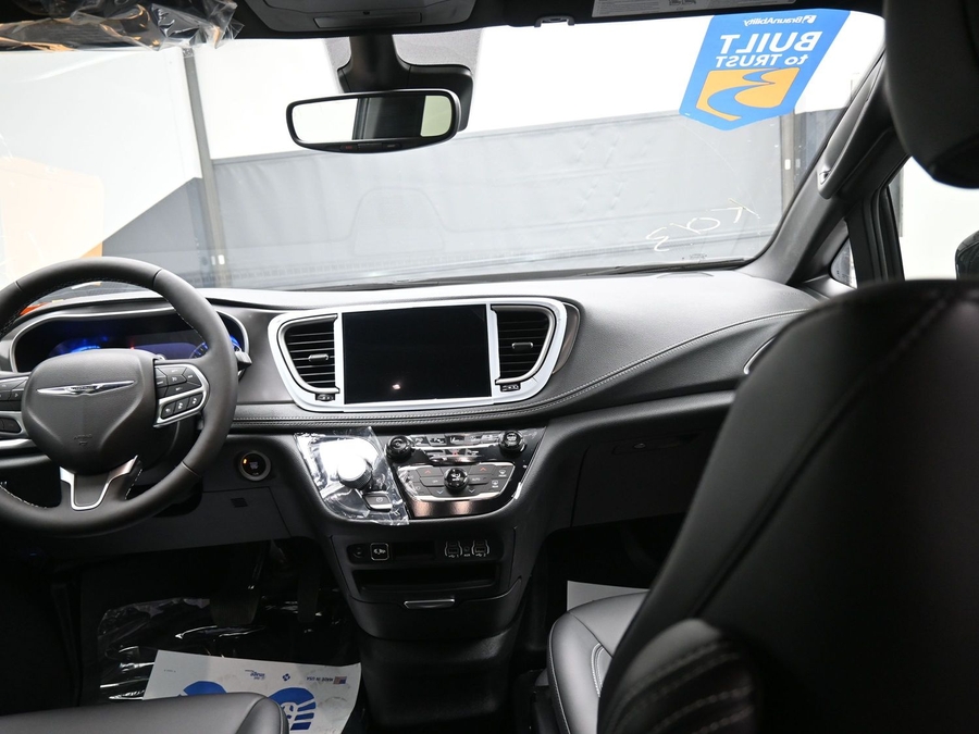 Black Chrysler Pacifica image number 12